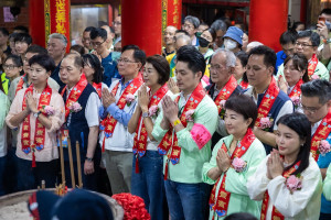 許縣長蔣市長盧市長等首長都到場上香祈福。（縣府提供）