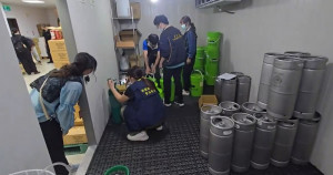 桃衛局聯合檢調合力打擊不法，破獲竄改效期、逾期原料再製康普茶已勒令下架並偵辦中。