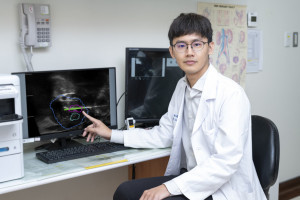 林奇柏醫師說明，「影像導引融合切片」從會陰處進行取樣，感染低、安全性高，恢復快、影響小，適合高齡及慢性病患者。圖／彰基醫院提供