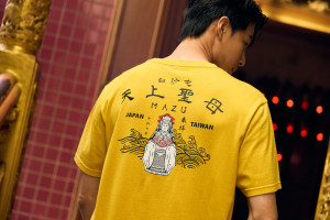 白沙屯媽祖保庇短袖T恤穿搭示範。