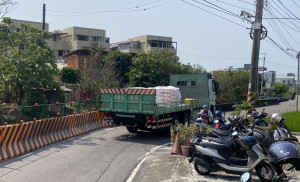 潭富路二段160巷道狹窄，無法會車。