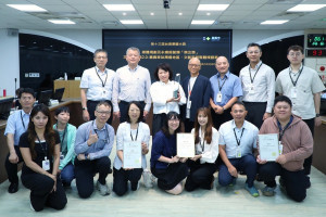 嘉義市政府獲「第十三屆台灣景觀大獎」3項大獎，獲獎局處在市務會議中轉呈獎項／嘉義市府提供