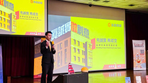 永慶房屋人資部協理塗振宏至世新大學分享金犢獎活動，邀請同學用創意賦予誠實新風景。