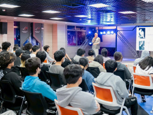 「當代傳奇劇場」青年演員朱柏澄於校內講座分享表演藝術歷程與跨域創作經驗。