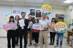 南投縣府新聞及行政處榮獲國際級白金獎。（記者扶小萍攝）