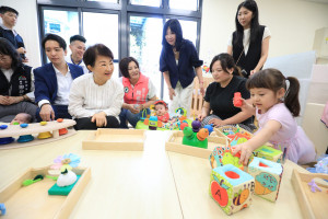 南區兒少家庭福利館啟用 盧市長與家長親切互動
