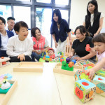 南區兒少家庭福利館啟用 盧市長與家長親切互動