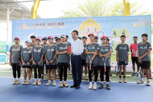 嘉義縣長翁章梁今天前往大林鎮三和國小網球場，關心軟式網球比賽場地及賽會準備情形，並慰勞選手、教練及工作人員／嘉義縣府提供