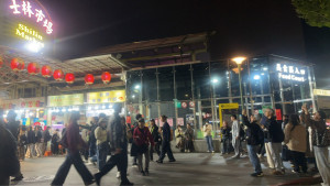 越夜越美麗，現場人潮絡繹不絕。