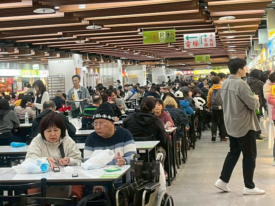 B1美食區現場用餐人潮。
