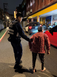 9旬迷途婦路旁徬徨想找女兒，中壢暖警耐心安撫助平安返家。