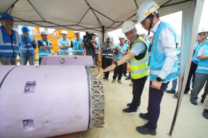 陳大田局長向來訪的新加坡官員說明鑽掘機原理及工法