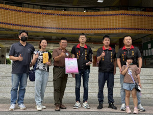 玄尚會行善團成立10年，在執行長游凱鴻（左四）帶領下捐款千餘萬助弱逾千件／圖取自玄尚會行善團