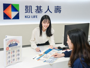 凱基人壽透過「我願意+1」的承諾，在全台客服中心配置多國語言「溝通友善服務卡」，讓客服同仁協助臨櫃新住民客戶取得跨越語言隔閡的暖心服務，推動新住民金融平權。