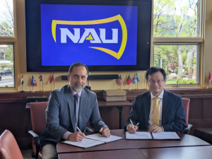 -中原大學半導體產業學院院長傅昭銘（右）與NAU國際副校長Cesar Flores（左）共同簽署兩校學術合作備忘錄。