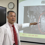 衛生福利部臺中醫院耳鼻喉科鄭政宗醫師說明患者左頸部微凸部位，就醫進一步檢查竟發現是12公分長巨大腫瘤。圖/台中醫院