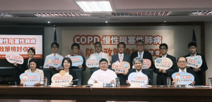 立委、專家、病團共同呼籲：推動高風險族群精準篩檢、落實治療方案接軌國際指引。（上排從左到右：潘怡伶理事長、陳啟信主任、林先和所長、林昌生副院長、陳柏同執行長、陳育民理事長、蘇剛正醫師、廖信閔醫師。下排從左到右：林莉茹副署長、黃秀芳立委、蔡易餘立委、王正旭立委、張禹斌副署長）。