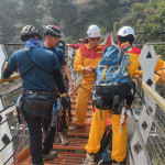 一名桃園籍邱姓民眾於信義鄉雙龍吊橋墜橋輕生，警義消暗夜馳援。（南投縣消防局提供）