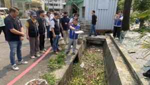 立委楊瓊瓔及台中市議員吳呈賢、吳建德現勘大雅區中山北路473巷排水系統。