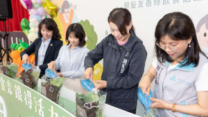 市長高虹安與眾人製作食材。