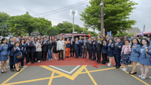 國際獅仔會300B 3區捐贈2部巡迴醫療車及1部照明車。