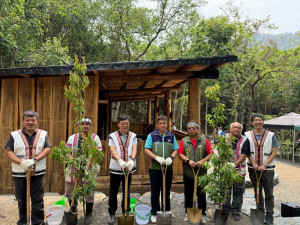 南投分署也和族人共同種下捲斗櫟等原生樹種，寓意布農文化扎根及永續傳承。（圖/南投分署提供）