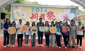 張市長與嘉賓一同歡迎民眾參與南投桐花祭小旅行。（記者扶小萍攝）