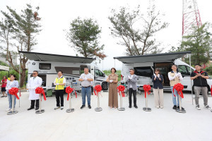 立委縣長等為東華醫院行動醫院剪綵。（東華醫院提供）