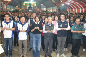 許縣長陳主委與眾多嘉賓信眾上香祝禱。（縣府提供）