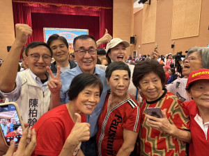 圖／四川出席永和婦女會活動，與現場民眾熱烈互動。（李四川競選辦公室提供）
