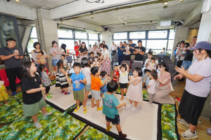 孩子們在歡笑中建立「身體界線」觀念。