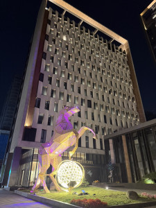 主燈「飛馬耀桃園」動向正式揭曉，移置於八德區的「千塘行旅- Chien Tang Art Hotel」續展。