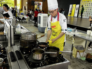 南開餐飲管理系學生蔡溥祐參與環球廚藝競賽獲1金1銅。（南開科大提供）