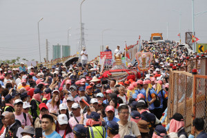台中大甲鎮瀾宮媽祖鑾轎今天下午1點47分抵達嘉義縣新港與雲林縣元長交界的崙子橋／陳致愷翻攝