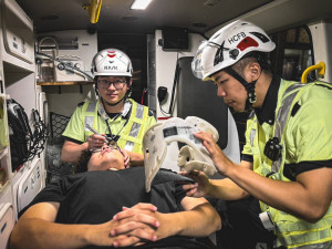 中山分隊消防員曾柏豪(左)、李沅翰執行救護成功救回患者。