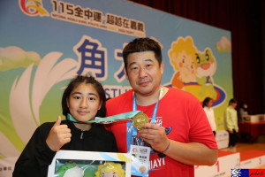 朴子國中黃珞旖榮獲115年全中運角力金牌／嘉義縣府提供