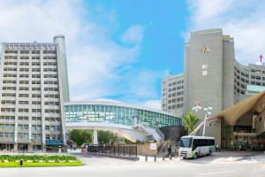 彰基沐恩廊道連結總院及教學研究大樓，為病人及家屬提供更安全、便利的通道。圖／彰基提供