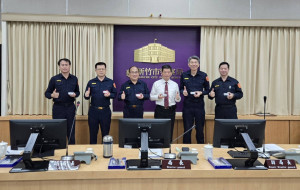 順牌有限公司劉元順董事長捐贈警用肩燈500組，供員警服勤使用。