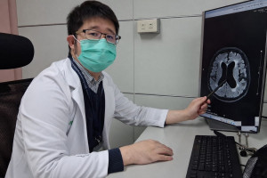 透過腦部磁振造影影像，神經部黃羿豪醫師說明常壓性水腦症診斷重點。
