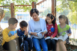 彰化縣長王惠美與同安國小小朋友共讀。圖／彰化縣政府提供