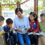 彰化縣長王惠美與同安國小小朋友共讀。圖／彰化縣政府提供