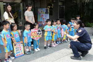 小朋友參訪警分局學習也體驗不少新認知。（草屯分局提供）