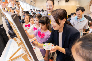 高虹安市長赴展場與孩子們共同作畫。