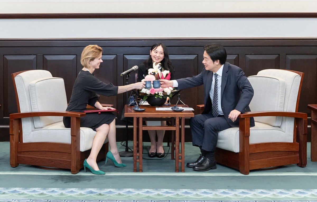 總統賴清德（右）與英國在台辦事處（BOT）代表包瓊郁（Ruth Bradley-Jones）（左）。（圖／資料照片，圖源：翻攝自總統府Flickr）