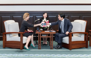 總統賴清德（右）與英國在台辦事處（BOT）代表包瓊郁（Ruth Bradley-Jones）（左）。（圖／資料照片，圖源：翻攝自總統府Flickr）