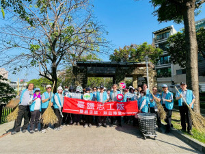 臺鹽公司董事長丁彥哲（前排左8）、總經理李杰翰（前排左9）