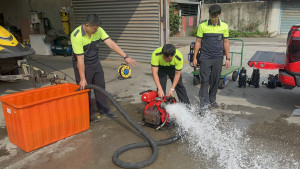 消防局完成各項抽水機具、防汛器材的整備工作。