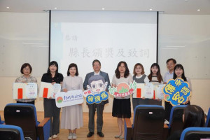 提昇客語能力績優，楊文科頒獎勉勵。