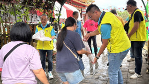 葉尚紘會長帶領義工夥伴們共同送上生活物資，象徵「帶回幸福」，讓寒士們感受到如同家人般的陪伴。