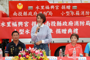 捐贈儀式在福興宮旁廣場舉行，縣長許淑華專程前往主持並代表受贈。